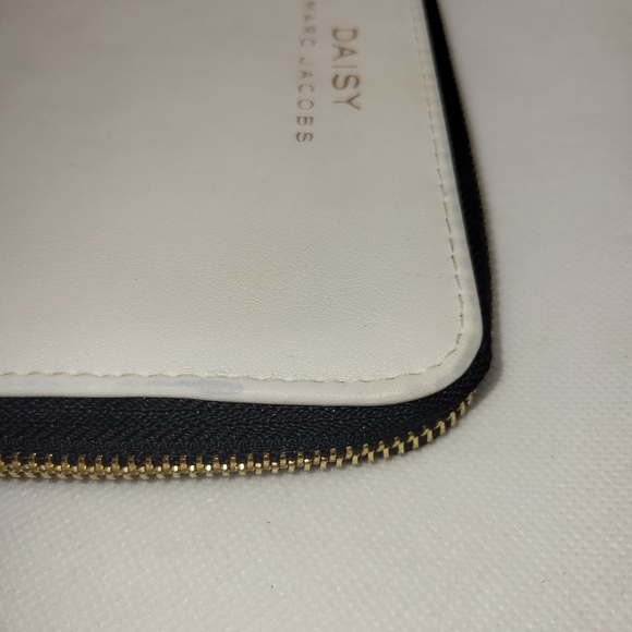 Daisy By Marc Jacobs Faux White Leather Zip Up Wallet Pouch - Picture 11 of 14